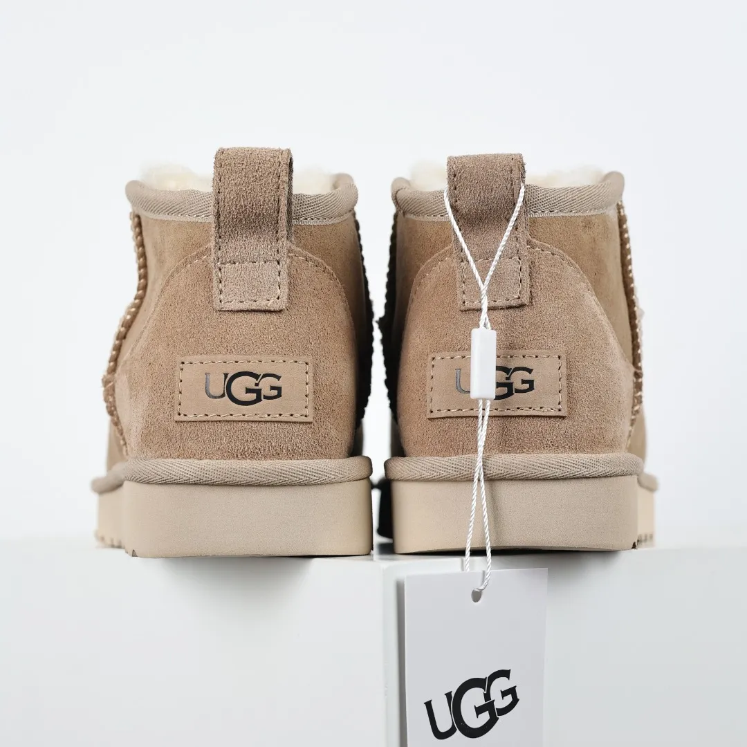 Pick up locally 💰520 Core recommendation Good price It is a very suitable choice for home furnishings. In the new year, uug launched a series of styles, which are partial to the preferences of young consumers and have also moved to the forefront of fashion trends. Shoe body material: water-repellent coated suede upper, 17mm UGGPURE™ implantable wool insole, lightweight non-slip and comfortable rubber outsole, with brand LOGO and trademark. Comes with a full set of packaging. Size: 35 36 37 38 39 40 41 42 43 44